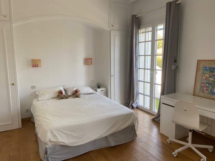 dormitorio  piso 20 m2 1 cama doble + 1 cama individual; dos puertas ventanas que dan al gran balcón terraza orientada al sur