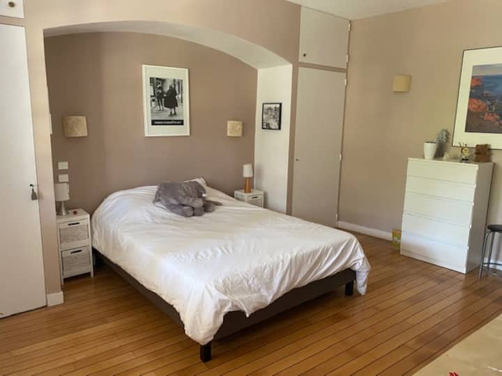 habitación de planta baja de 20 m2 con su cuarto de baño contiguo