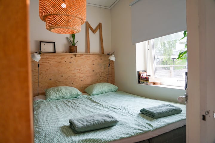 חדר שינה עם מיטה זוגית מקסימה ונוף לגובה הסמוך.