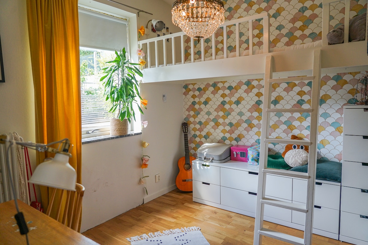 Spavaće sobe s visokim stropovima i lijepim bojama.