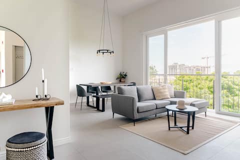 Stylish Apartment w/ Workspace, Pool & Gym