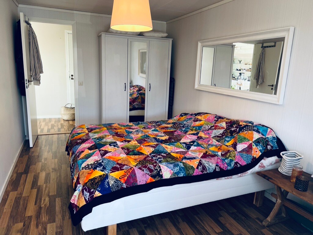 1号卧室，可俯瞰大厅。 
衣柜/橱柜里有足够的空间/储物空间。 

（双人床，如果您想睡几个人，可以在地板上放一张婴儿床/旅行床或床垫）