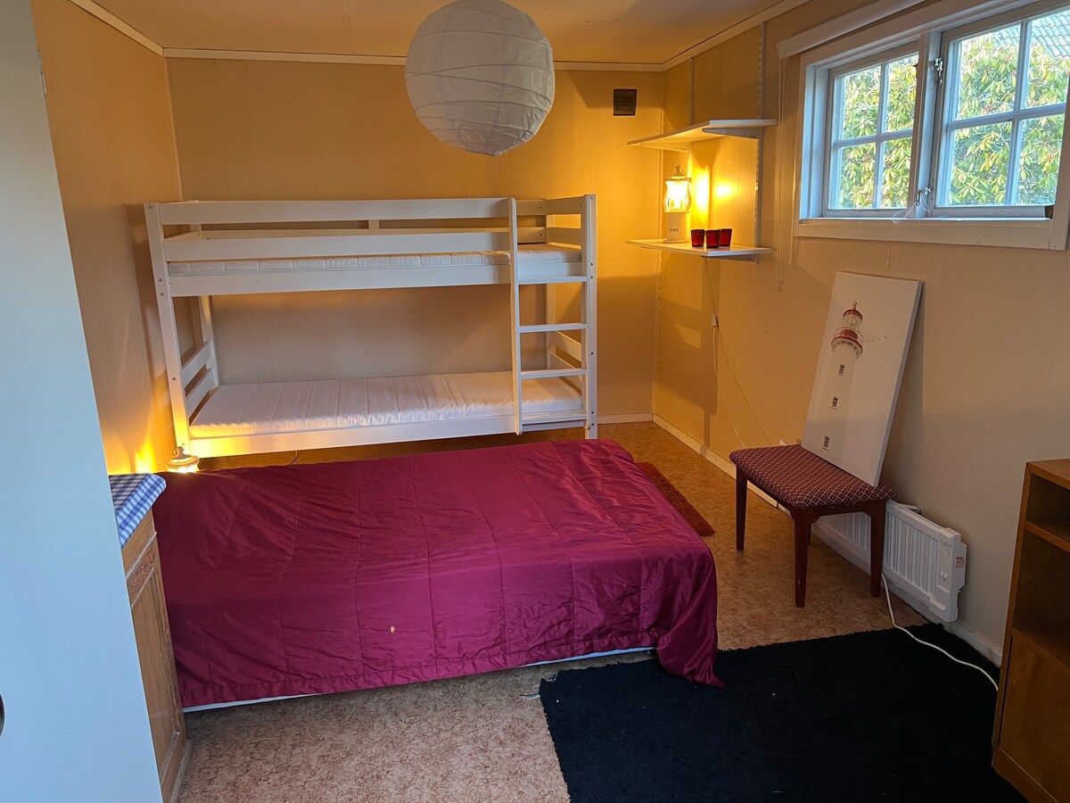 配备双层床+双人床（120厘米）的客房
存放在衣柜/橱柜中。