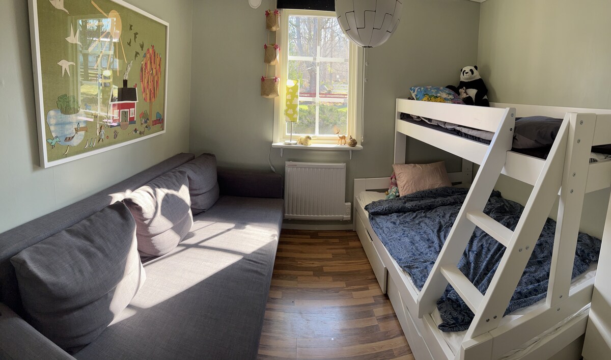 2号卧室配有沙发床。 如果您共用下铺床+沙发床，这里可容纳5人入住。 
床下和衣柜里都有储物空间。