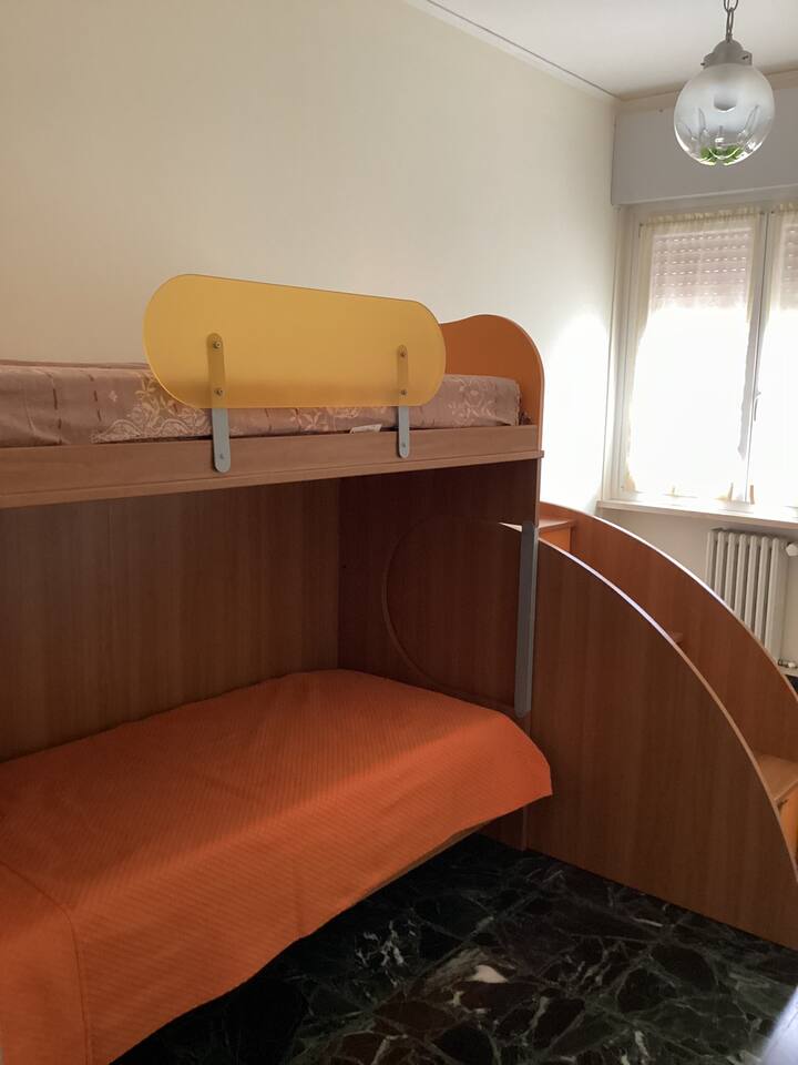 חדר עם מיטת קומותיים