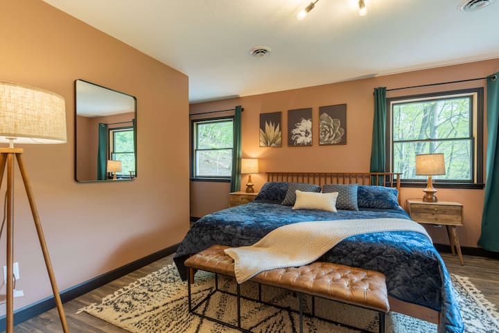 The Moonstone – Fireside Nights & Hot Tub Soaks - Cabins for Rent