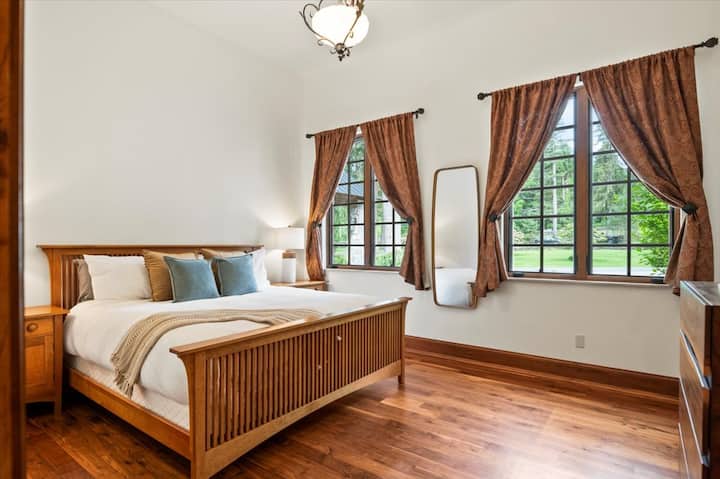 Located on the main floor’s North wing, a king bedroom, with attached full bathroom.
