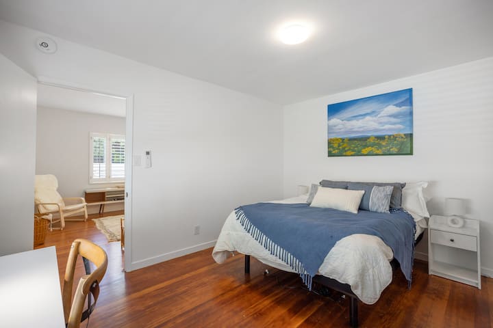 سرير بحجم كوين. مكتب. خزانة كبيرة 