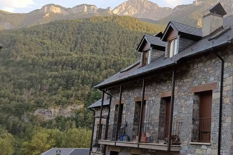 Double-duplex apartment in the Pyrenees