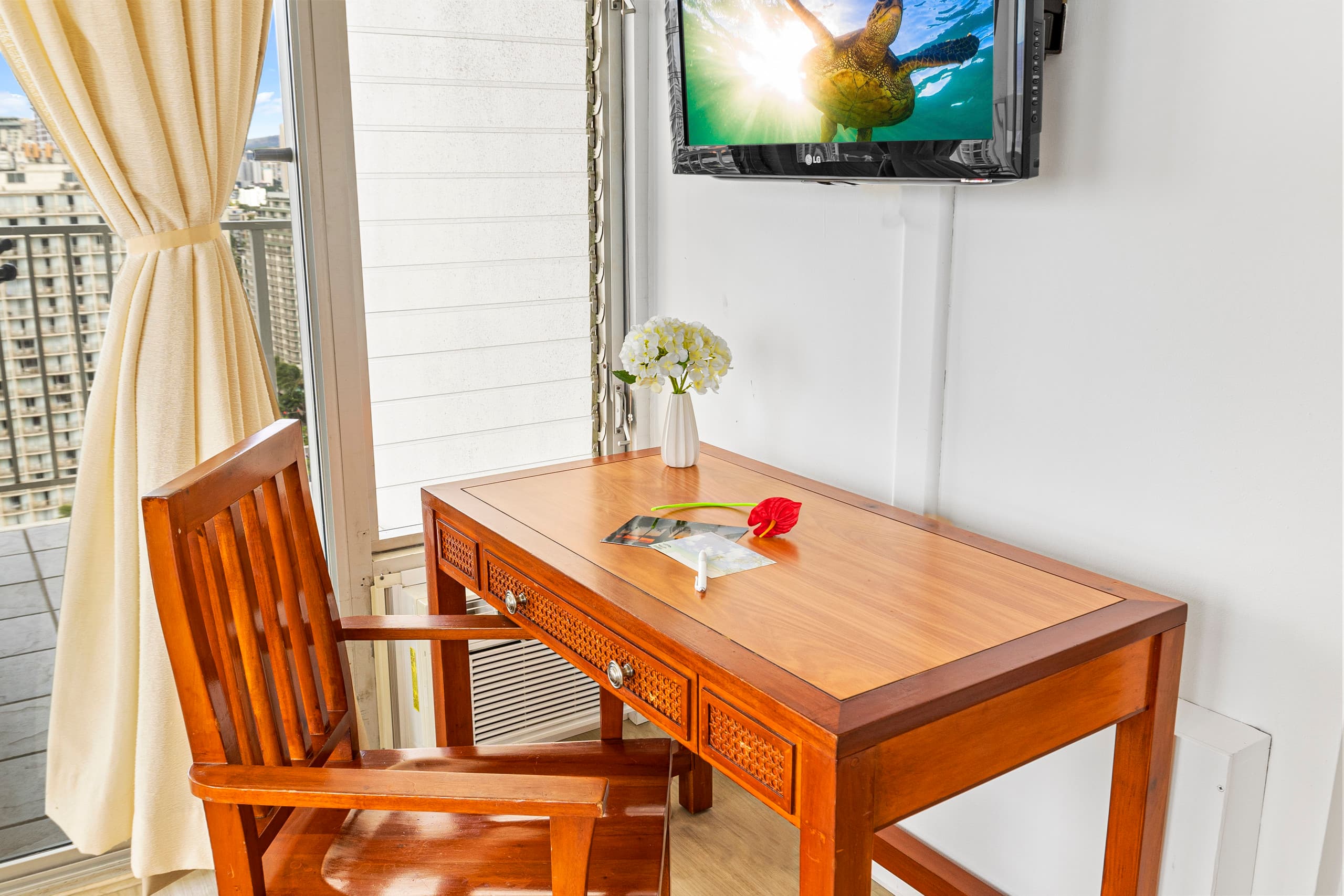 Condo in Honolulu · ★4.79 · 1 bedroom · 2 beds · 1 private bath - Image 10