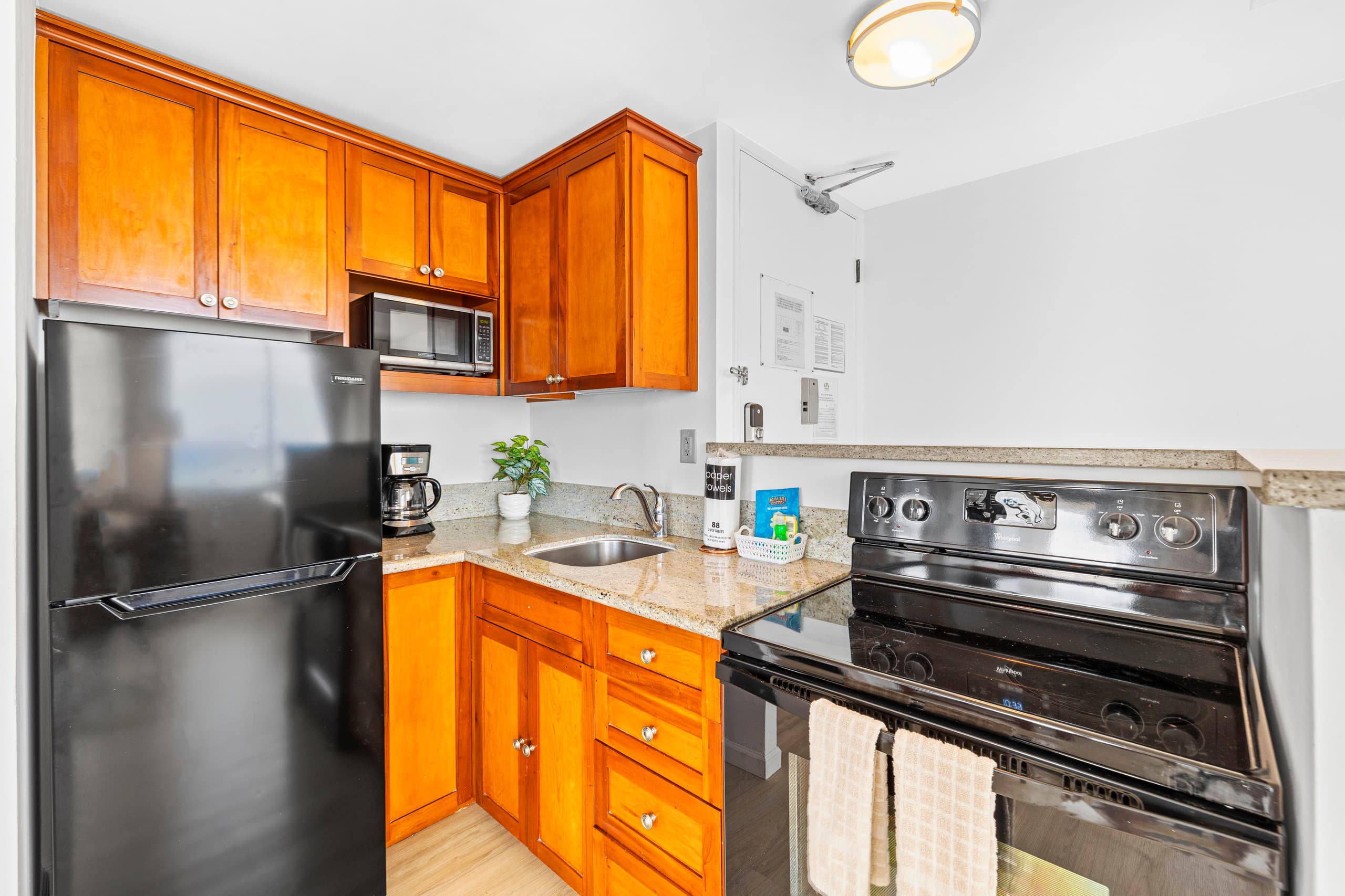Condo in Honolulu · ★4.79 · 1 bedroom · 2 beds · 1 private bath - Image 11