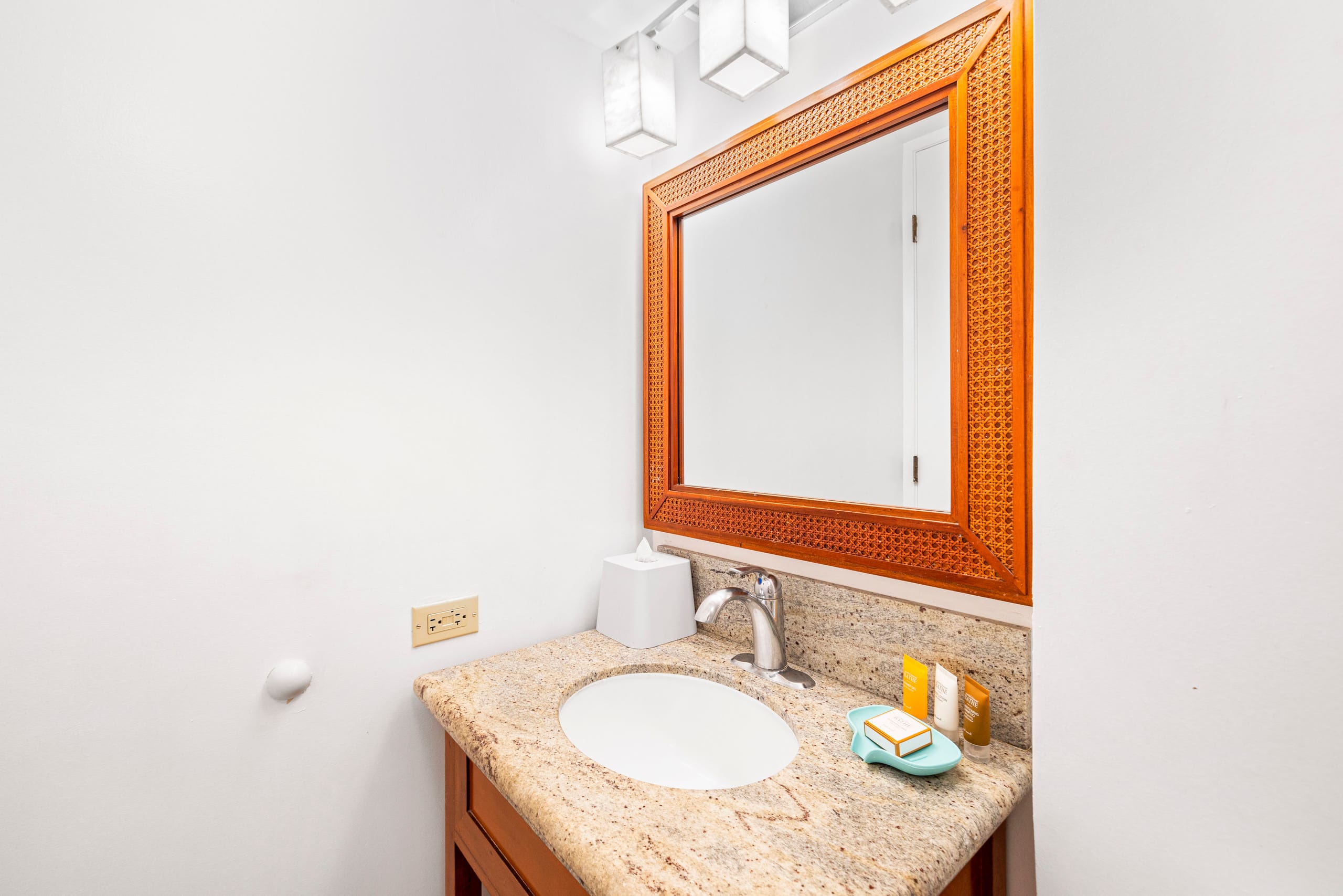 Condo in Honolulu · ★4.79 · 1 bedroom · 2 beds · 1 private bath - Image 21