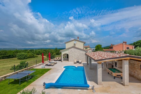 Luxury Villa with Private Pool, 2km to Beach