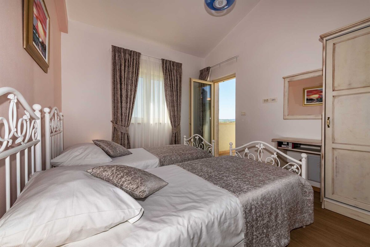 Ikiwa na vitanda viwili vya starehe vya mtu mmoja, mazingira yenye utulivu na vistawishi vyote unavyohitaji kwa ajili ya ukaaji usioweza kusahaulika kabisa.