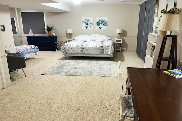 L'ampia camera da letto principale include un letto matrimoniale grande, un letto singolo mobile, una cassettiera, uno spazio di lavoro, una lavatrice / asciugatrice, un armadio e una portafinestra con serratura.