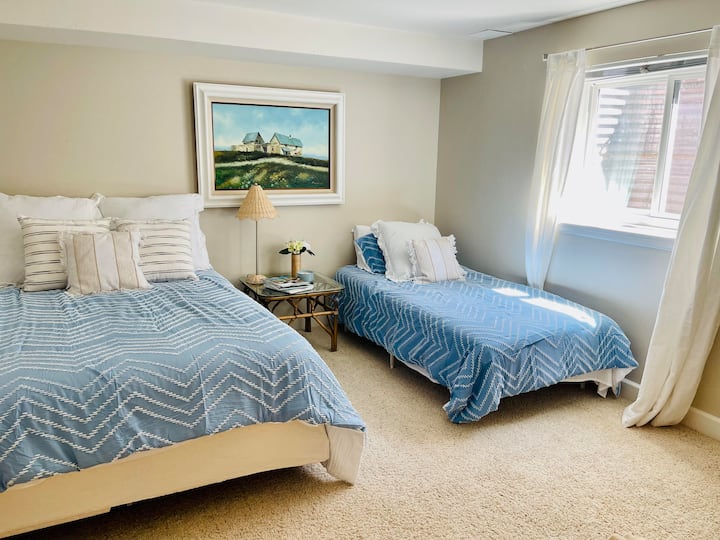 La seconda camera include letto matrimoniale, letto singolo, sedia, cassettiera, armadio e porta che si chiude a chiave.