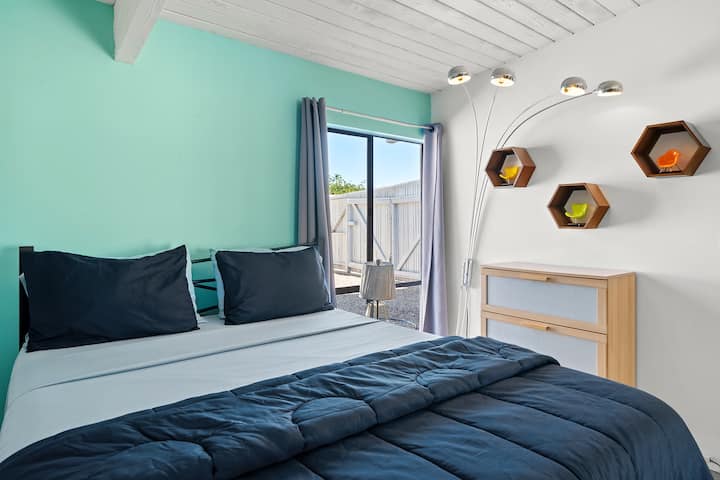 Спална соба за прв гостин - брачен кревет (широк 150 -