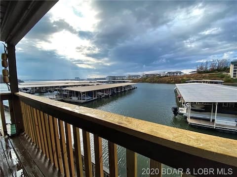 Lakefront Condo! Sleeps 6, Indoor Hot tub & Pool
