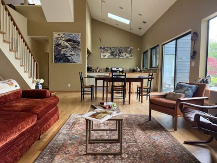 Liberty Bay Artistic Hideaway Houses for Rent in Poulsbo, Washington