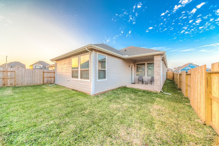 Stylish 4br Home On Crossing Oak | Garage E#40872 - Sienna Plantation, TX