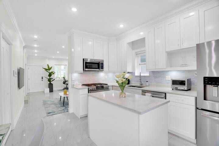 Free Parking | Family Friendly | 15 Mins Downtown gallery image 2