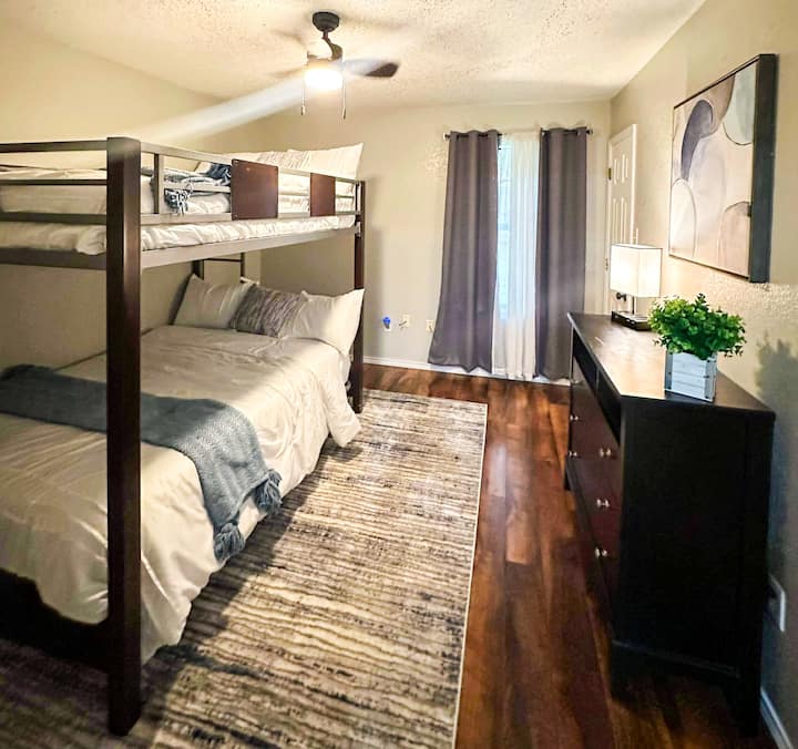 Posljednja spavaća soba može se pohvaliti velikim krevetima na kat i maksimalnim prostorom. Elegantna crna komoda nadopunjuje sve što je potrebno. Kreveti imaju izuzetnu posteljinu i plišane, udobne madrace za ugodan boravak naših gostiju.