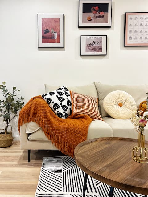 Popular Airbnb listing: Downtown Apt 2BR&2BA&Parking, Netflix, coffee in City
