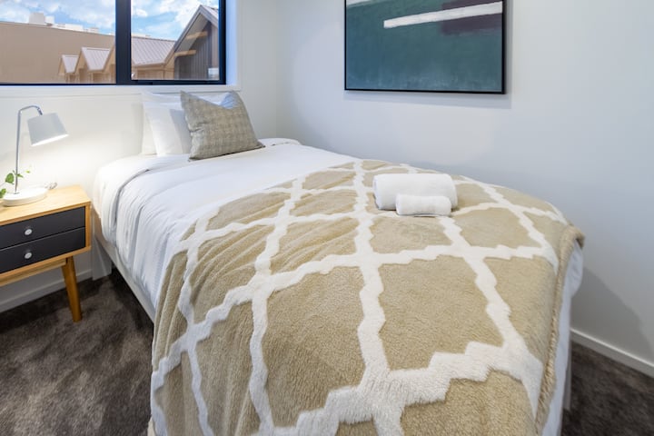 Ფართო საძინებელი - სასტუმროს ხარისხიანი ერთადგილიანი საწოლი, რბილი თეთრეული, ფუმფულა ბალიშები და ახალი პირსახოცები