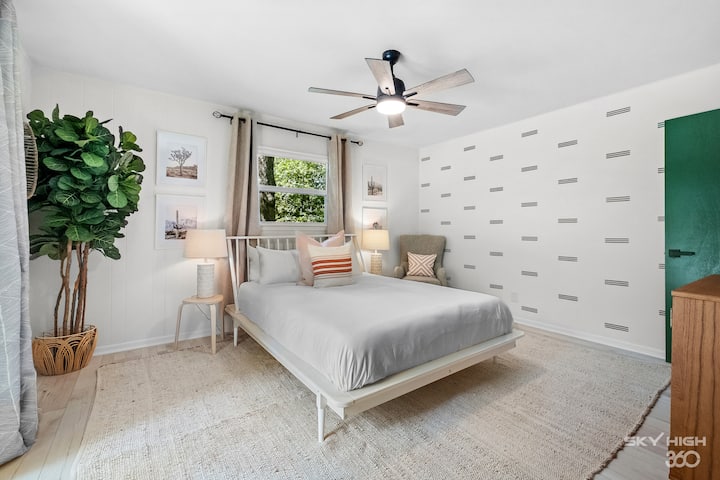 予備の寝室は外のデッキにアクセスできます。 自然光が豊富で、快適なリネン類とクイーンサイズのマットレスがあります。 