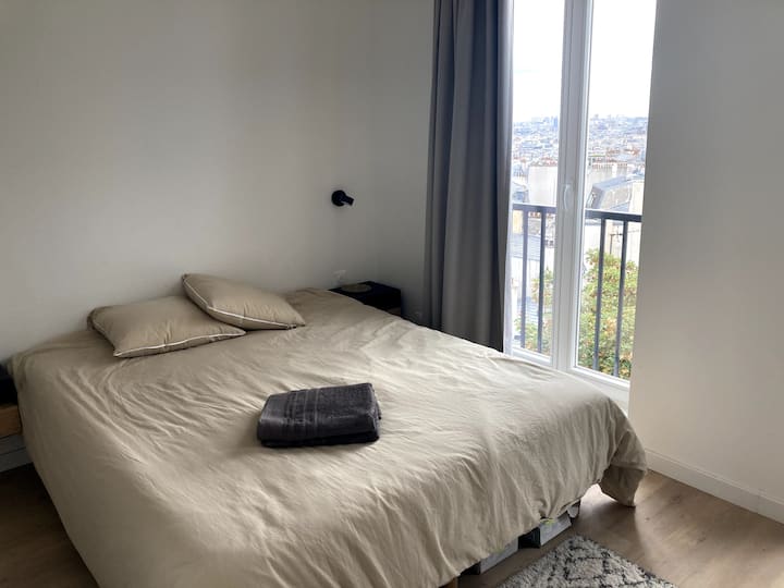 La 1ère chambre (lit double 160x200), avec deux fenêtres, vue sur Paris et coin bureau