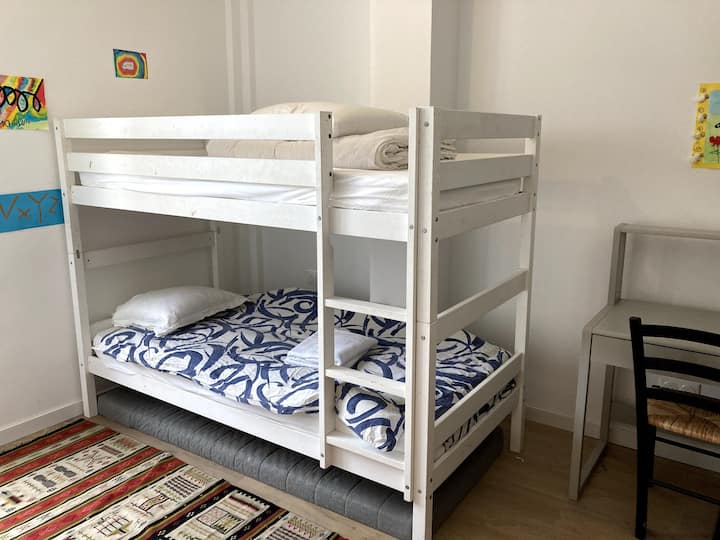 La 3ème chambre avec deux lits (90x200) superposés et un bureau