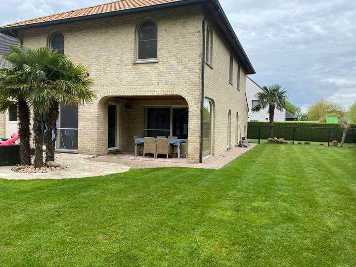House near Tomorrowland for 8 people!