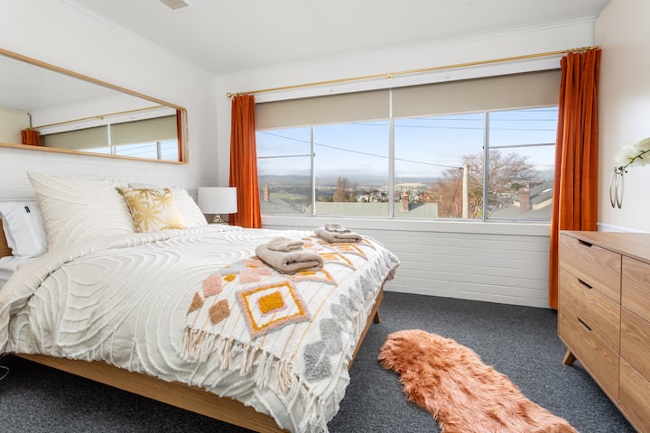 Прекрасна родителска спалня със североизточен аспект и много място за съхранение с Bir's и скрин