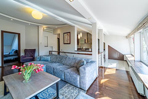 Grand Apt w/ air conditioning