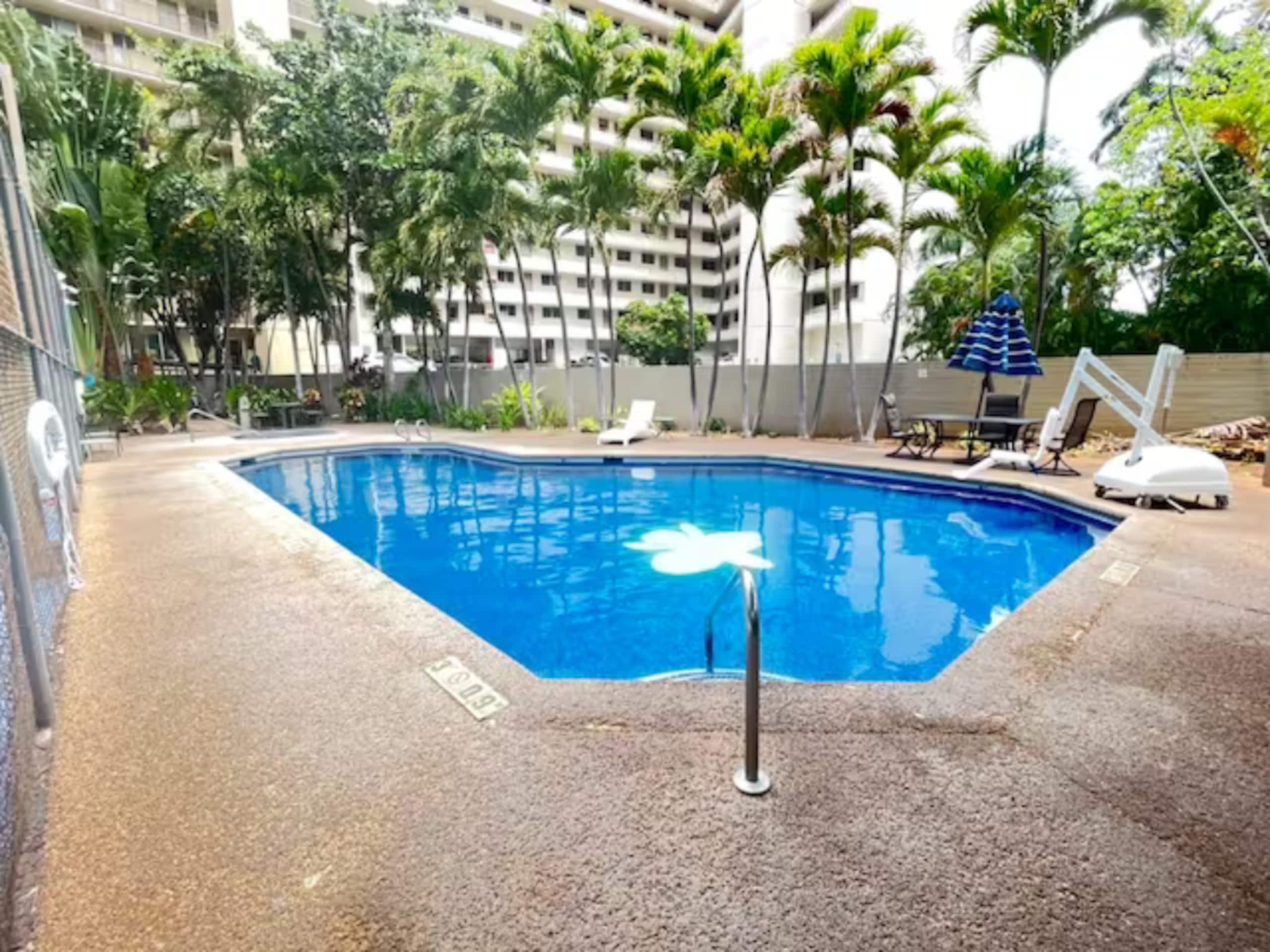 Condo in Honolulu · ★4.66 · 1 bedroom · 2 beds · 1 shared bath - Image 31