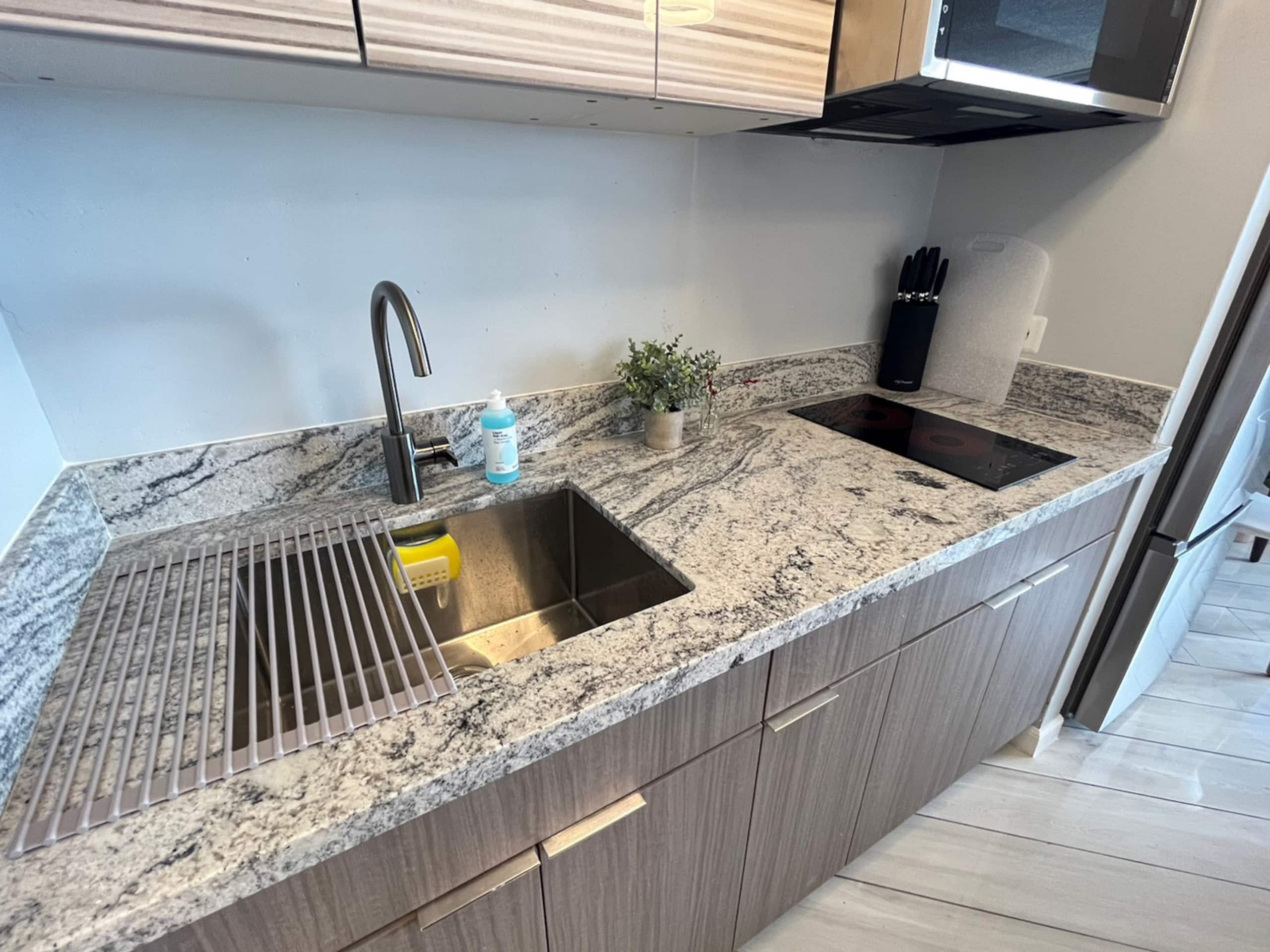 Condo in Honolulu · ★4.66 · 1 bedroom · 2 beds · 1 shared bath - Image 3