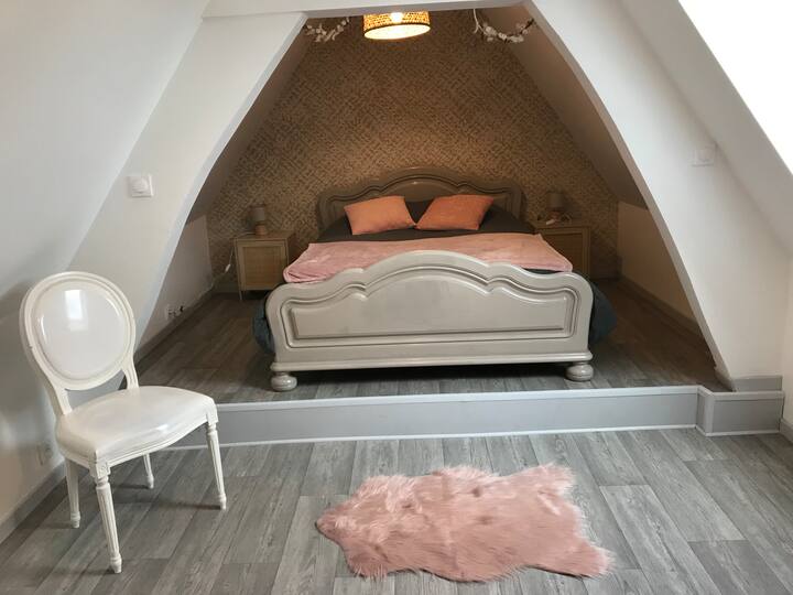 Chambre étage - lit 140 avec commode et penderie 