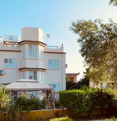 Lovely Villa 3+1 in city center,pool,200m2 to sea