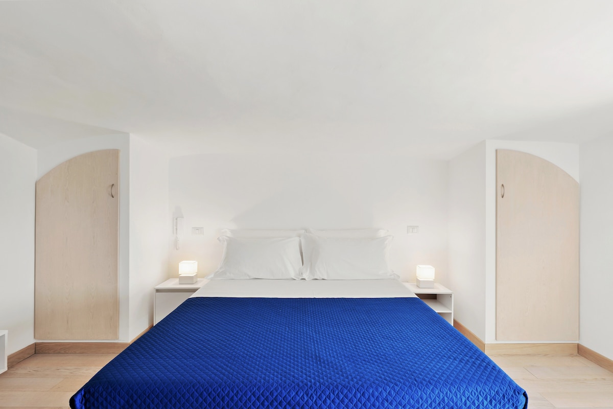 Modrá spálňa s manželskou posteľou 1 výhľad na more s klimatizáciou a LG SmartTV +Netflix . Šatníky a vlastná kúpeľňa so sprchovacím kútom, umývadlom a bidetom
