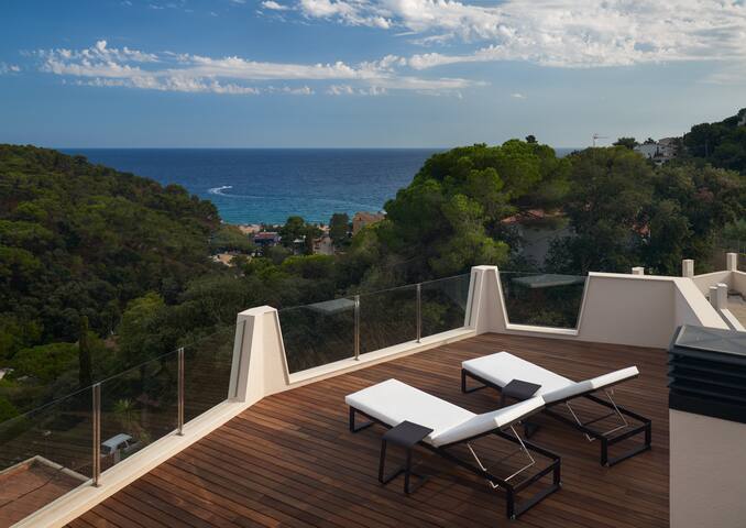 Fresh modern villa near a beach