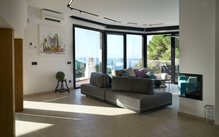 Fresh modern villa near a beach gallery image 5