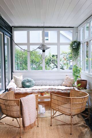 Bolig med stor og frodig hage