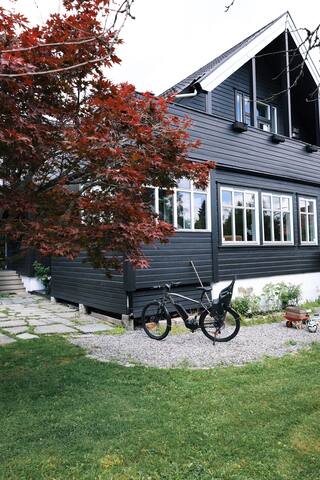 Bolig med stor og frodig hage gallery image 3