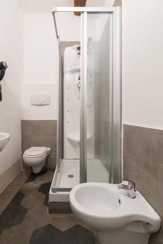 Keys of Italy – F2 -1Bedroom Apt by Santa Croce gallery image 5