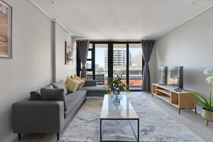 Luxe 2-Bed Apt w/ Stunning Views & Pool Access