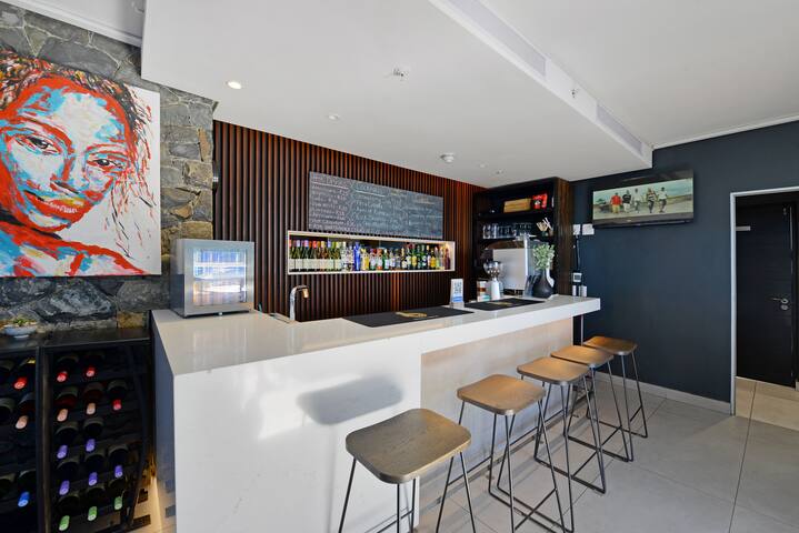 Luxe 2-Bed Apt w/ Stunning Views & Pool Access gallery image 5