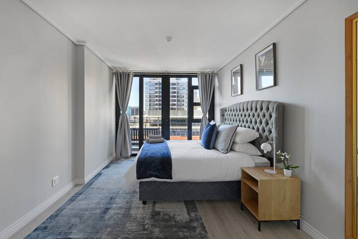 Luxe 2-Bed Apt w/ Stunning Views & Pool Access gallery image 4