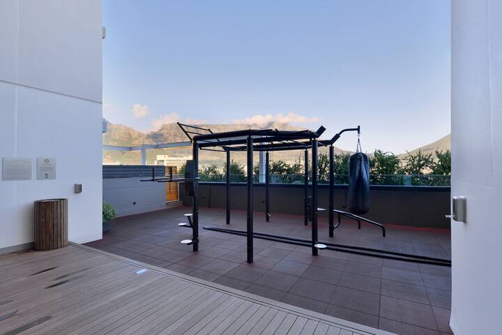 Luxe 2-Bed Apt w/ Stunning Views & Pool Access gallery image 2