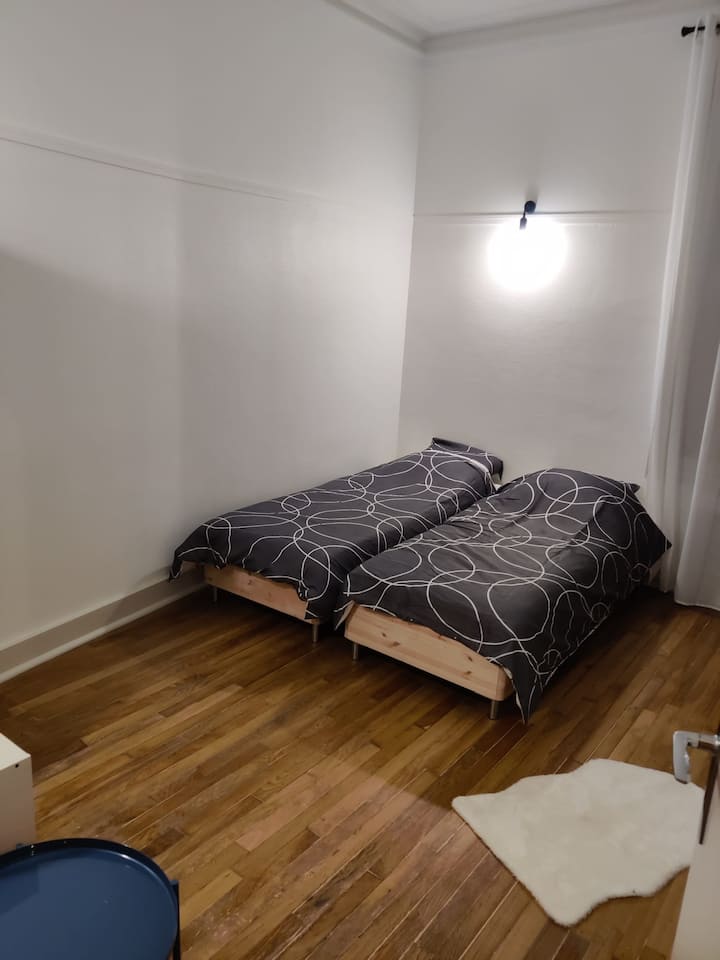 Спалня 2
Две единични легла, друг пример за оформление.