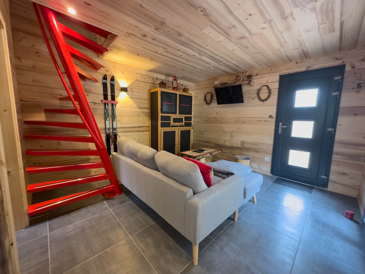 Airbnb performant: Unique chalet, private hot tub, fenced property à Gérardmer
